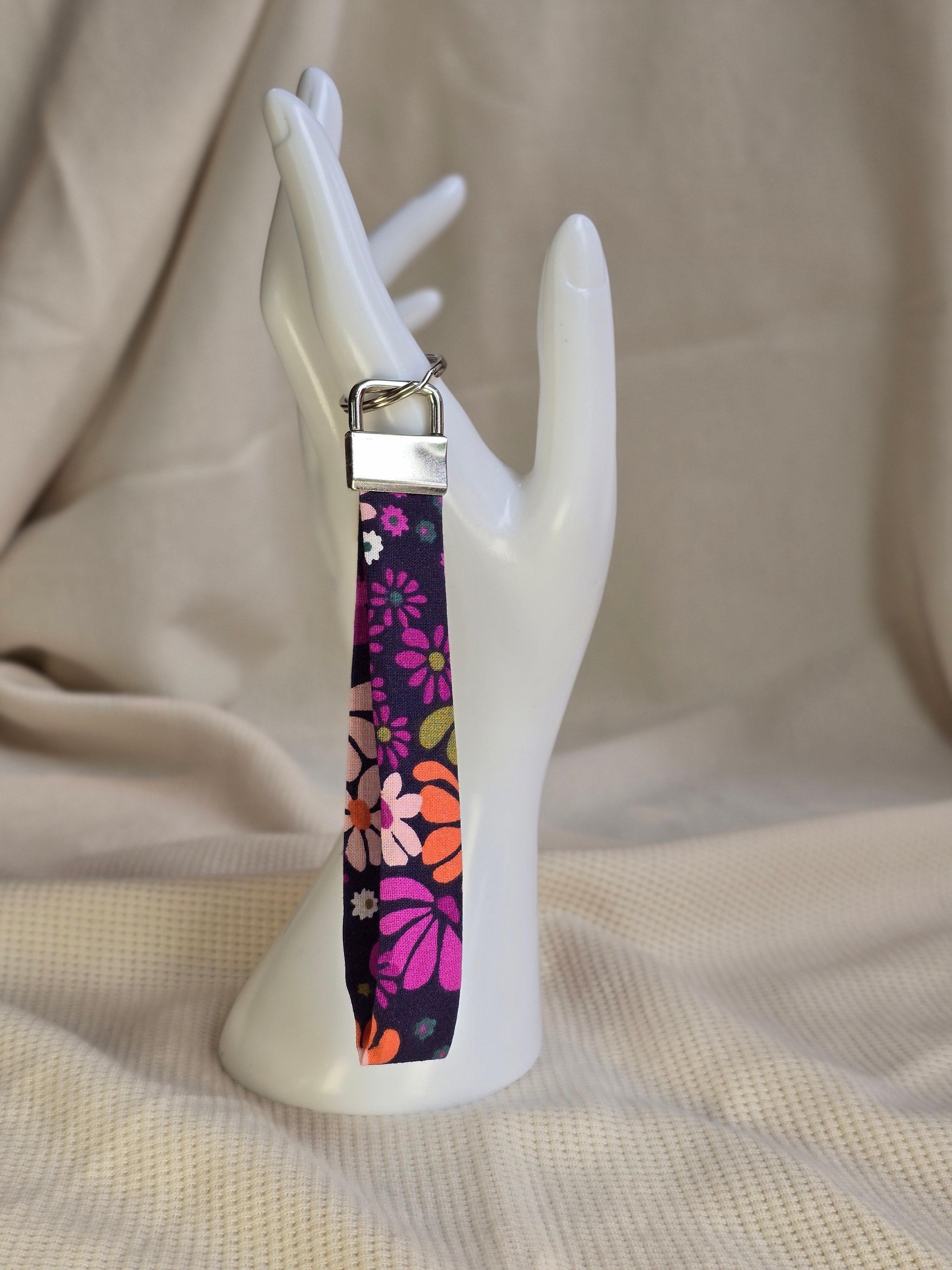Paarse, fleurige bloemen telefoonkoord, -keycord en -sleutelhangers