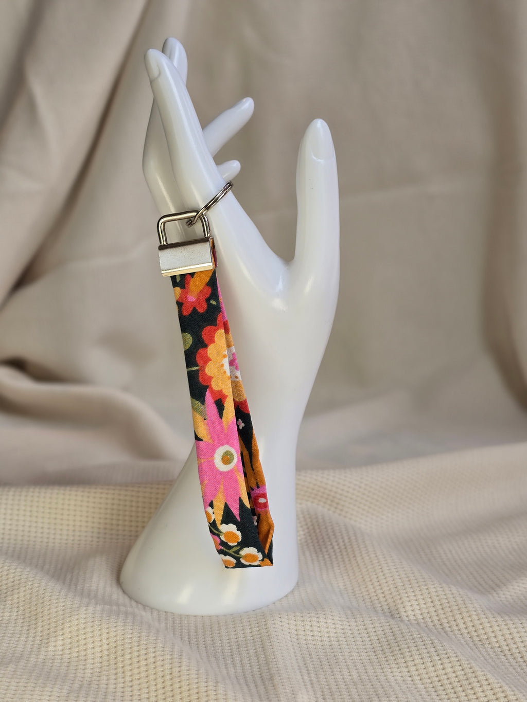 Bloemenprint met rood, roze, groen op antraciet telefoonkoord, -keycord en -sleutelhangers