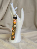 Olijfgroen met geel, oranje, wit bloemenprint telefoonkoord, -keycord en -sleutelhangers