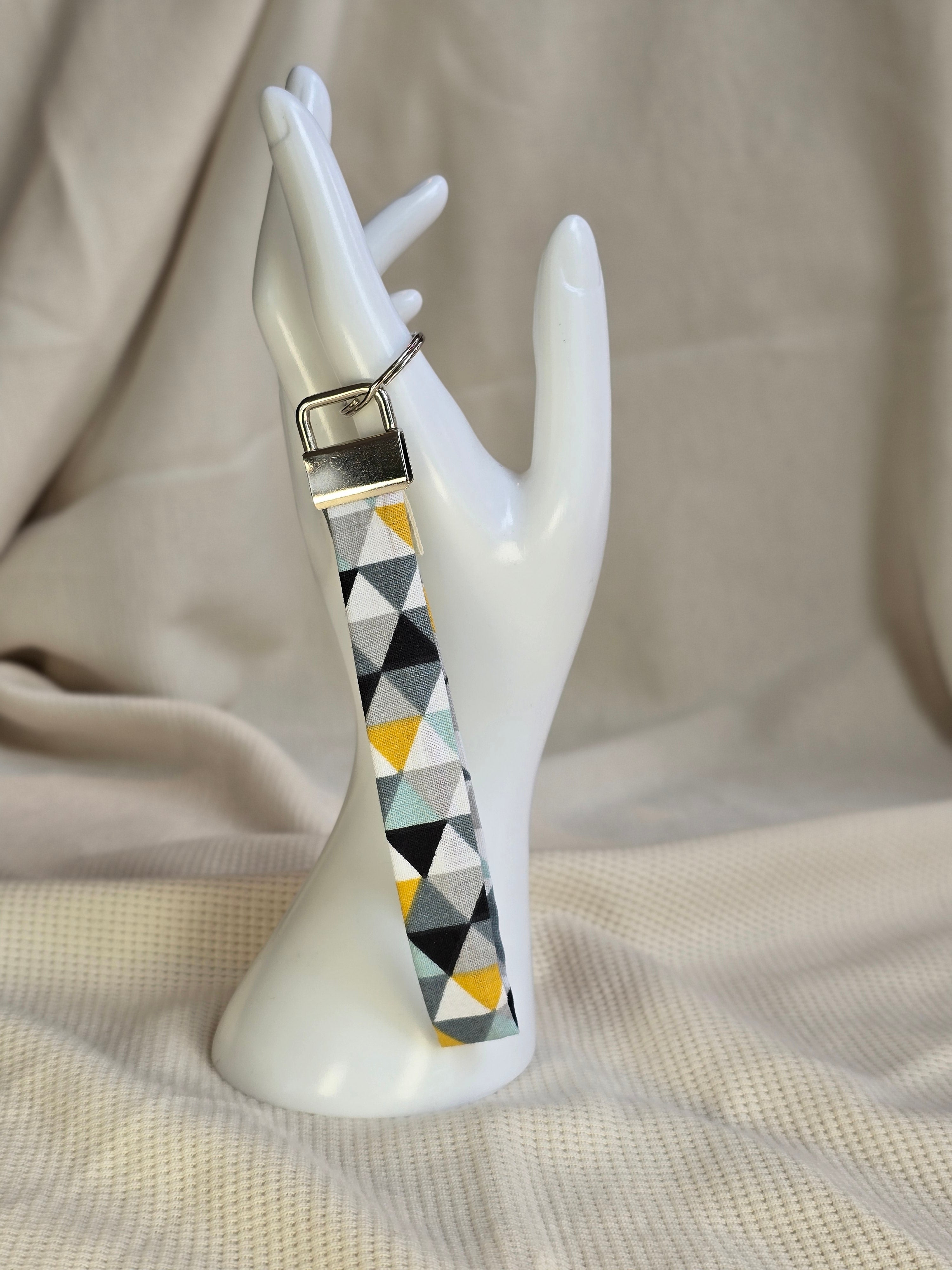 Geometrische wit, grijs met blauwe print sleutelhangers