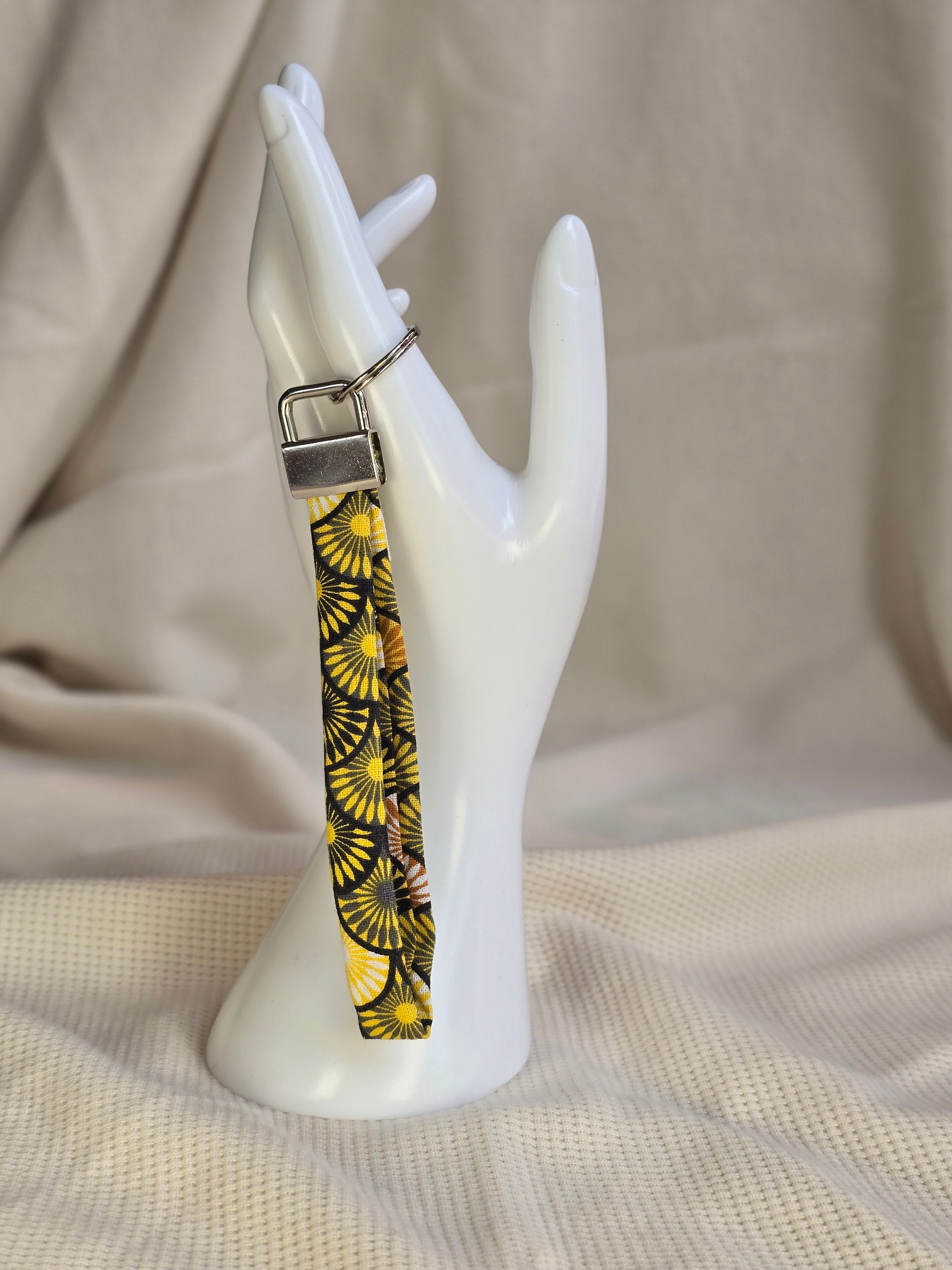 Gele met zwarte print keycord en sleutelhangers, verschillende opties