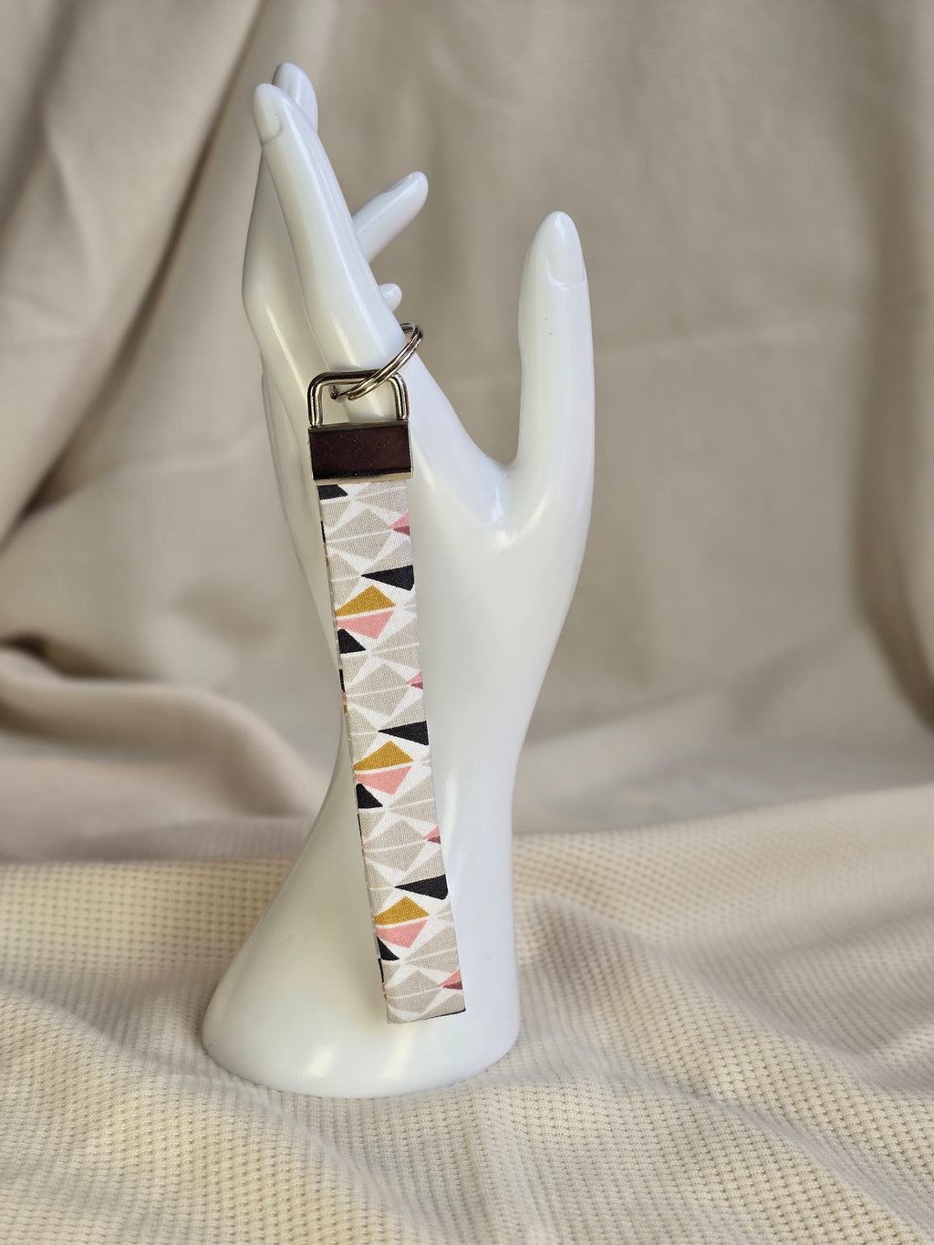 Geometrische wit, grijs met roze print keycord en -sleutelhangers
