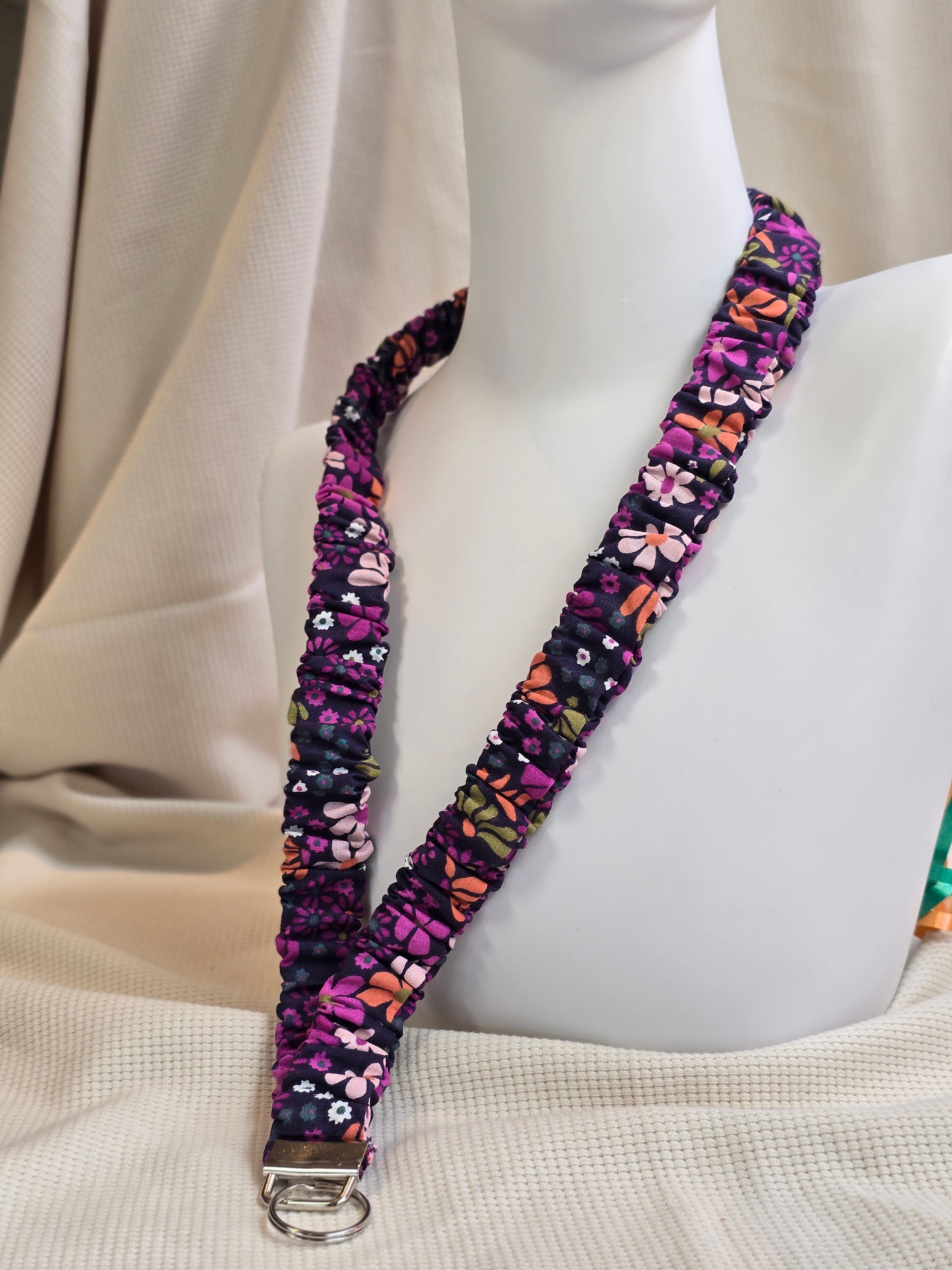 Paarse, fleurige bloemen telefoonkoord, -keycord en -sleutelhangers