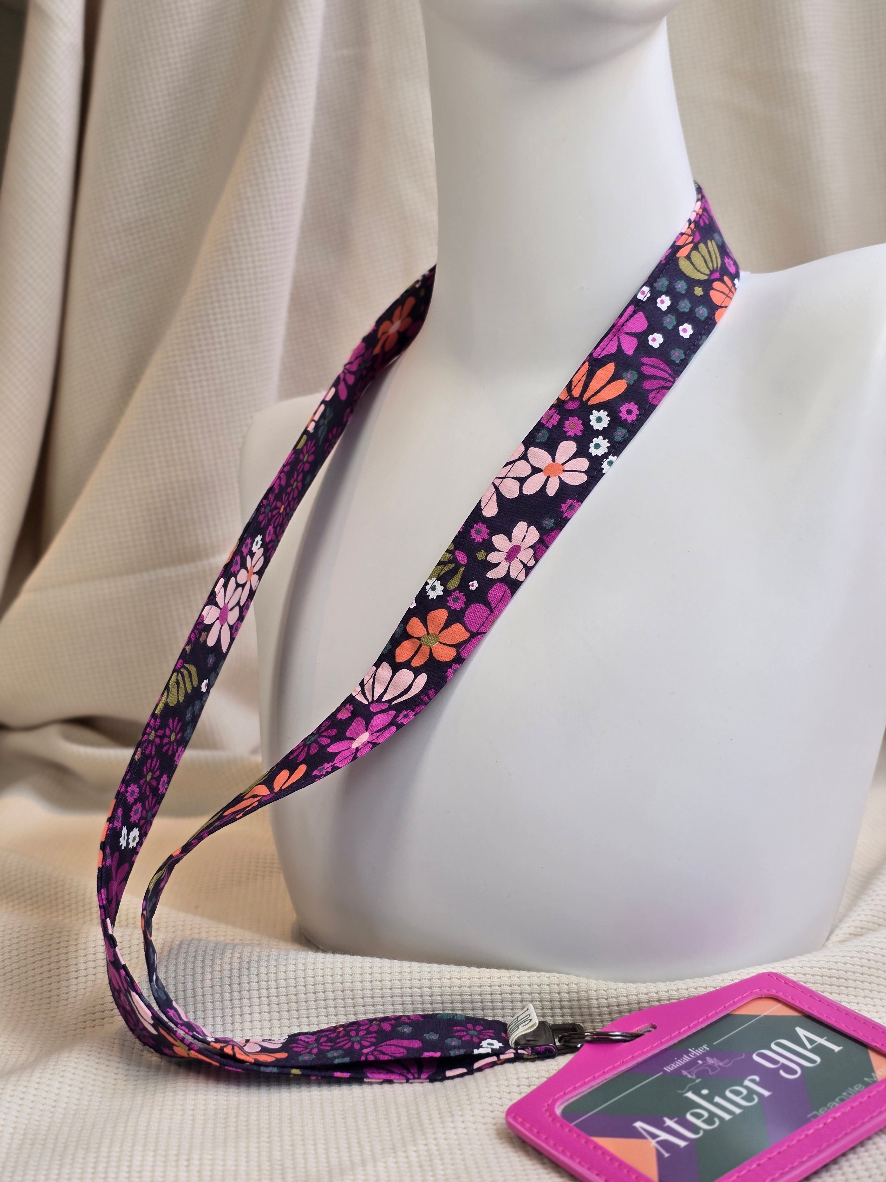 Paarse, fleurige bloemen telefoonkoord, -keycord en -sleutelhangers