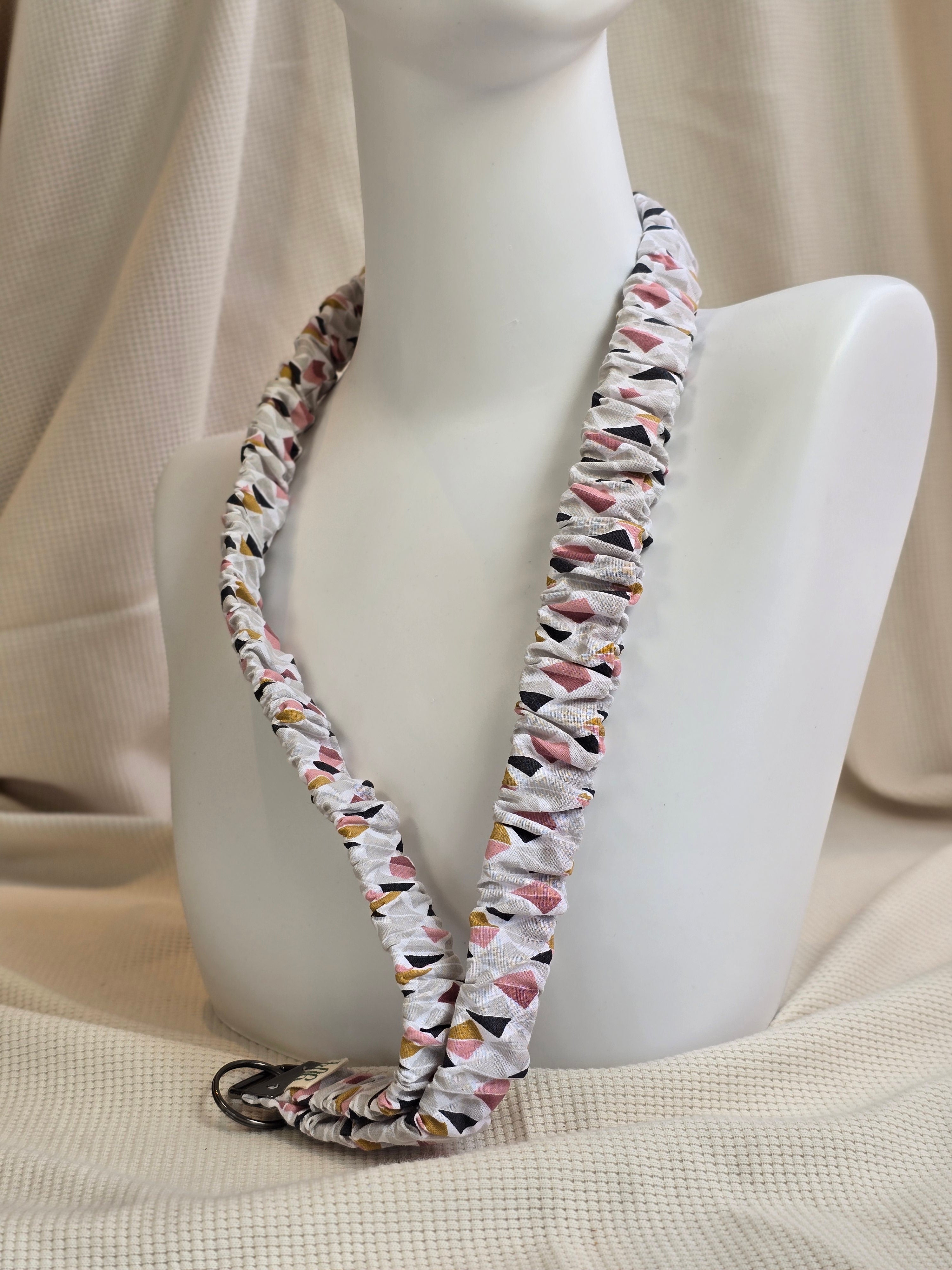 Geometrische wit, grijs met roze print keycord en -sleutelhangers