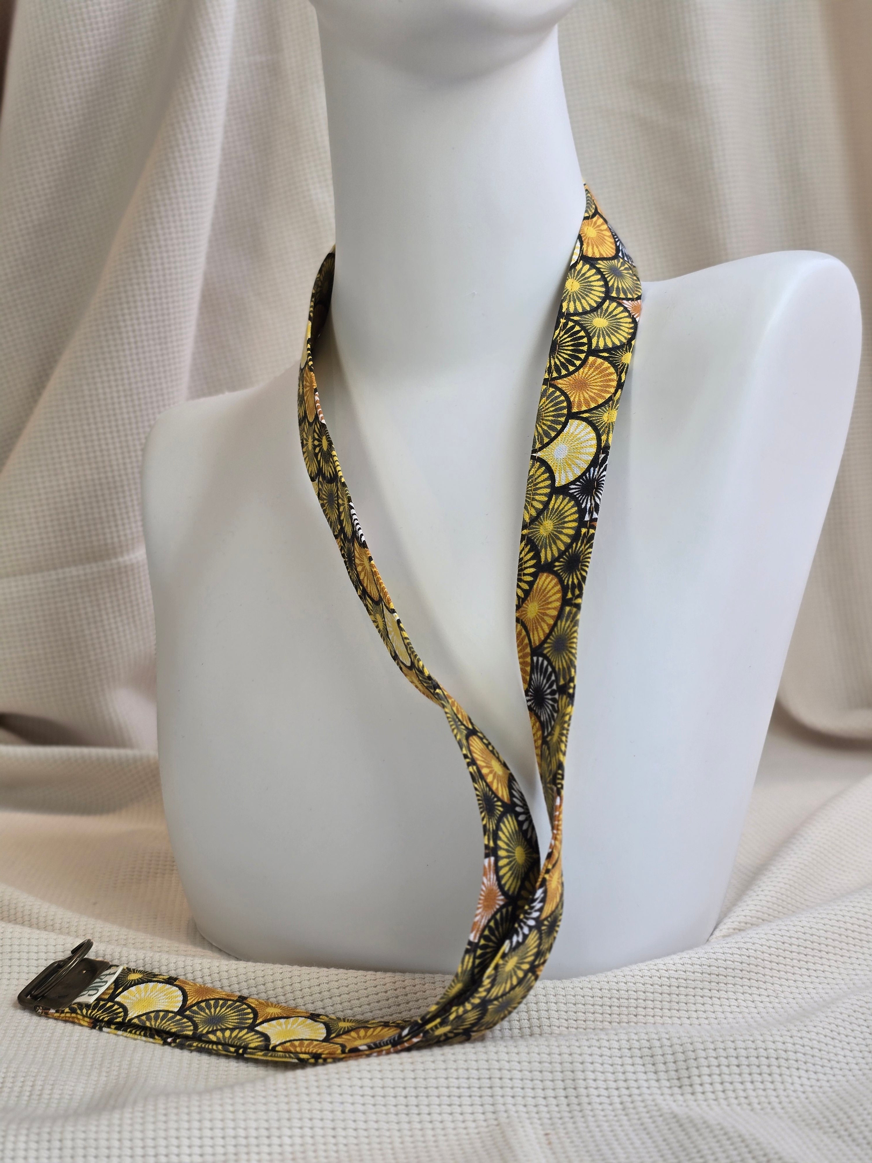 Gele met zwarte print keycord en sleutelhangers, verschillende opties