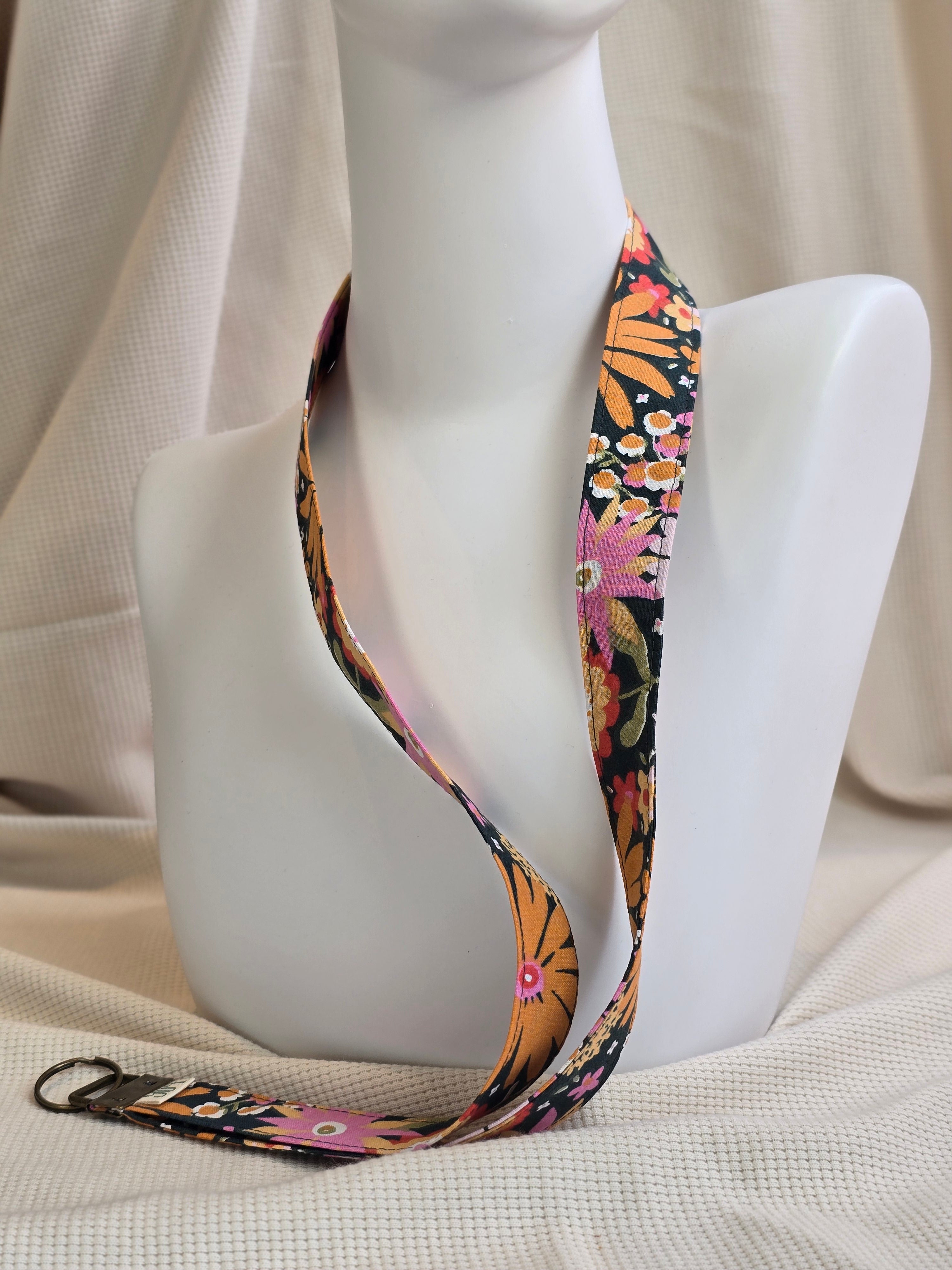 Bloemenprint met rood, roze, groen op antraciet telefoonkoord, -keycord en -sleutelhangers