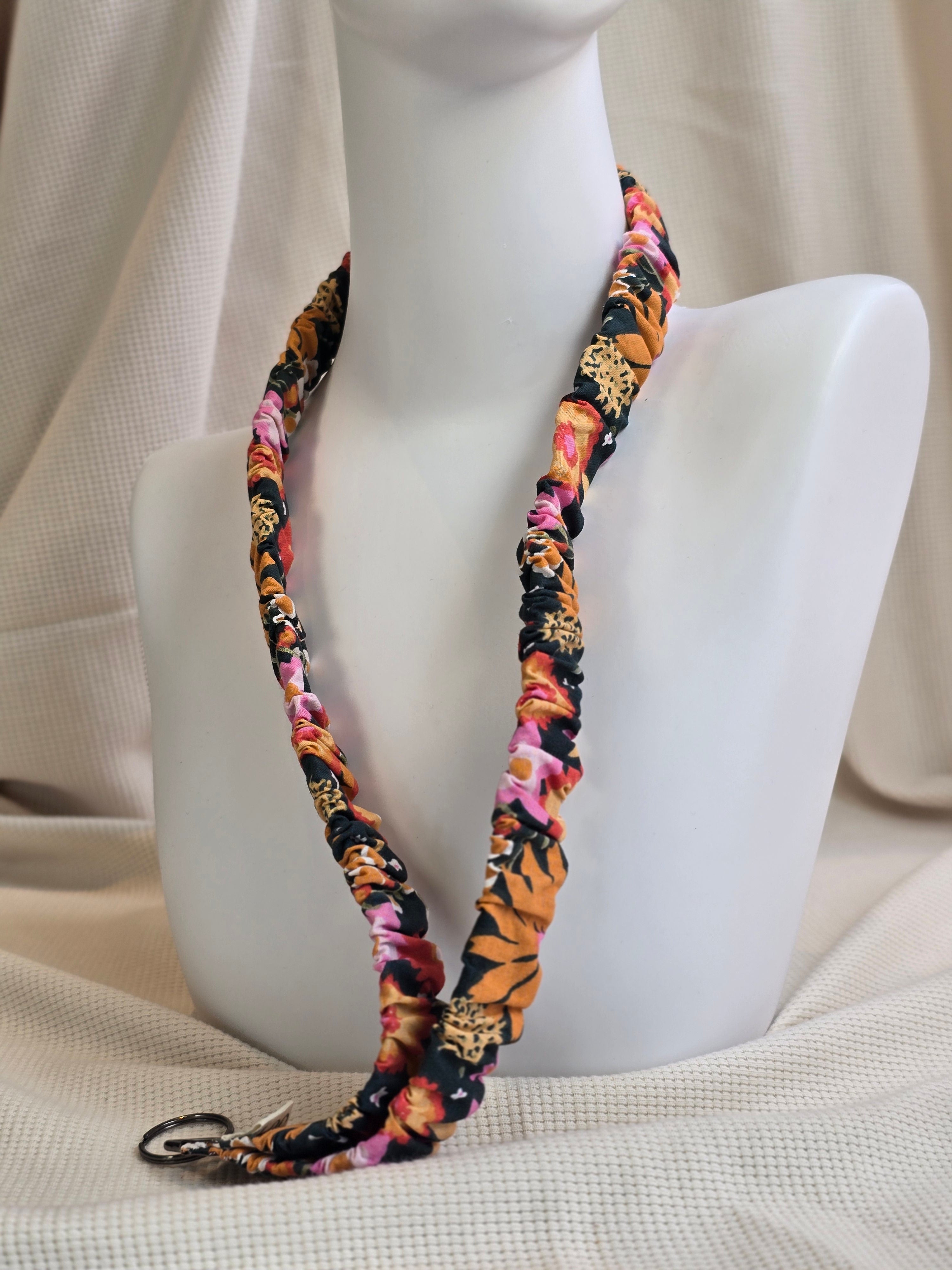 Bloemenprint met rood, roze, groen op antraciet telefoonkoord, -keycord en -sleutelhangers