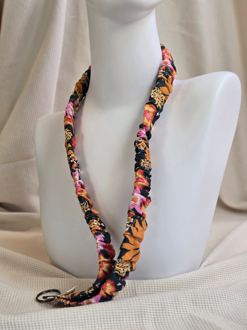 Bloemenprint met rood, roze, groen op antraciet telefoonkoord, -keycord en -sleutelhangers