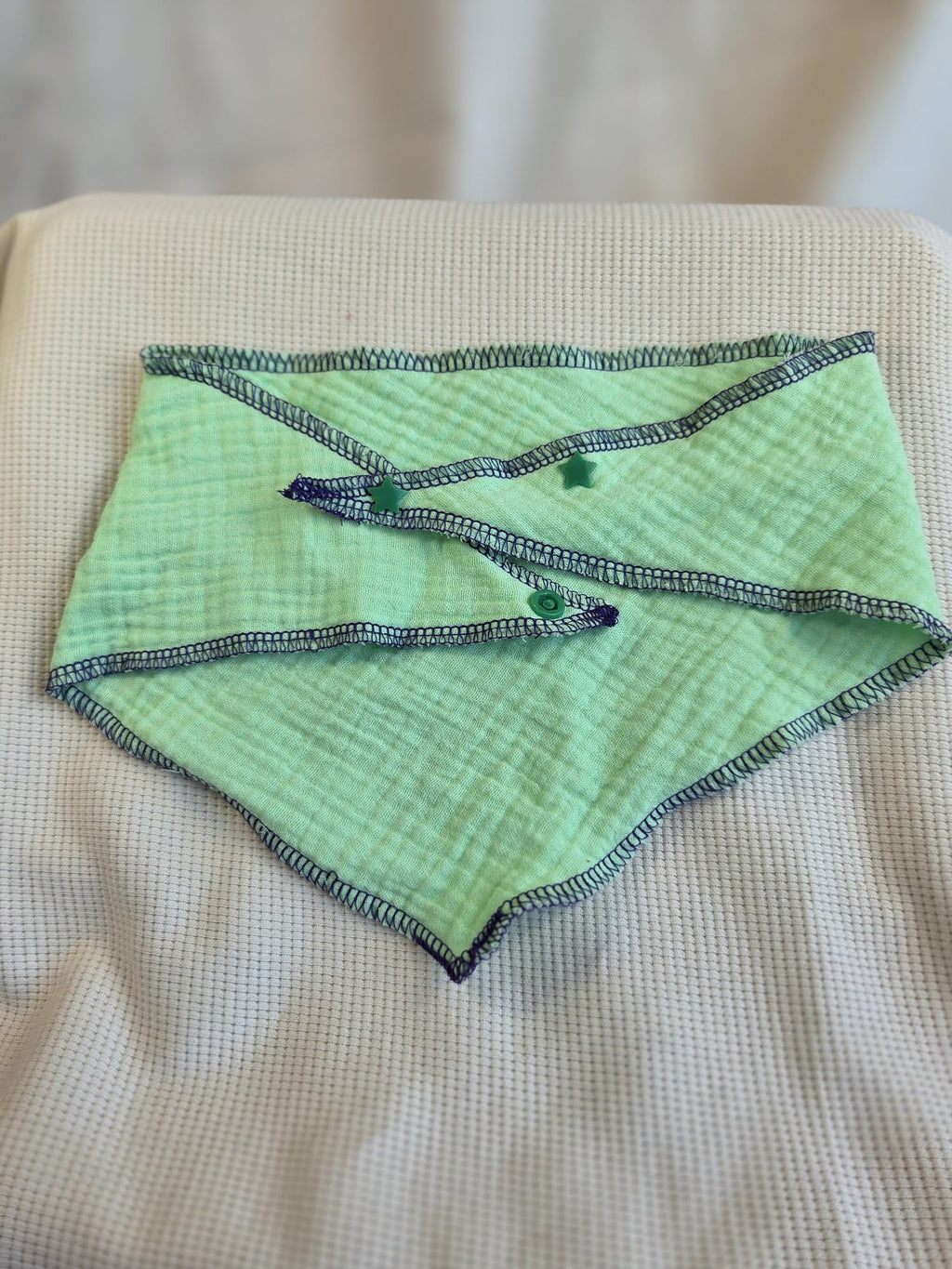 Licht groen puntsjaaltje double gauze, drukknopen