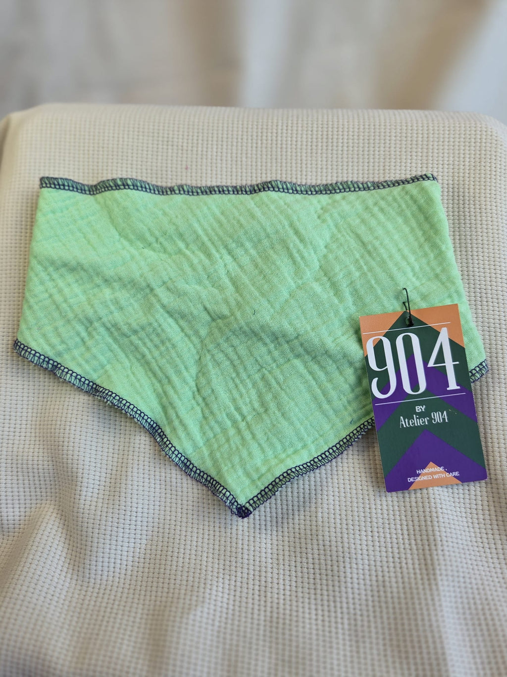 Licht groen puntsjaaltje double gauze, drukknopen