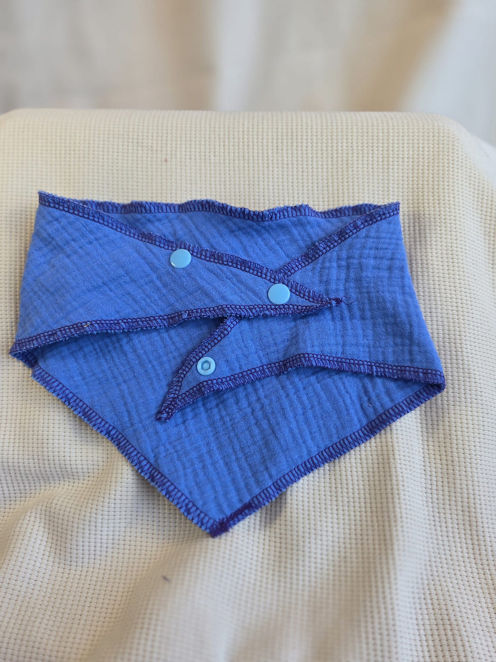 Licht blauw puntsjaaltje double gauze, drukknopen