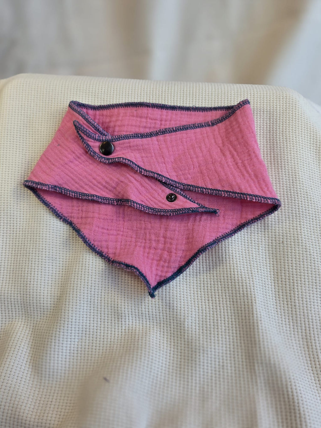 Licht roze puntsjaaltje double gauze, drukknopen
