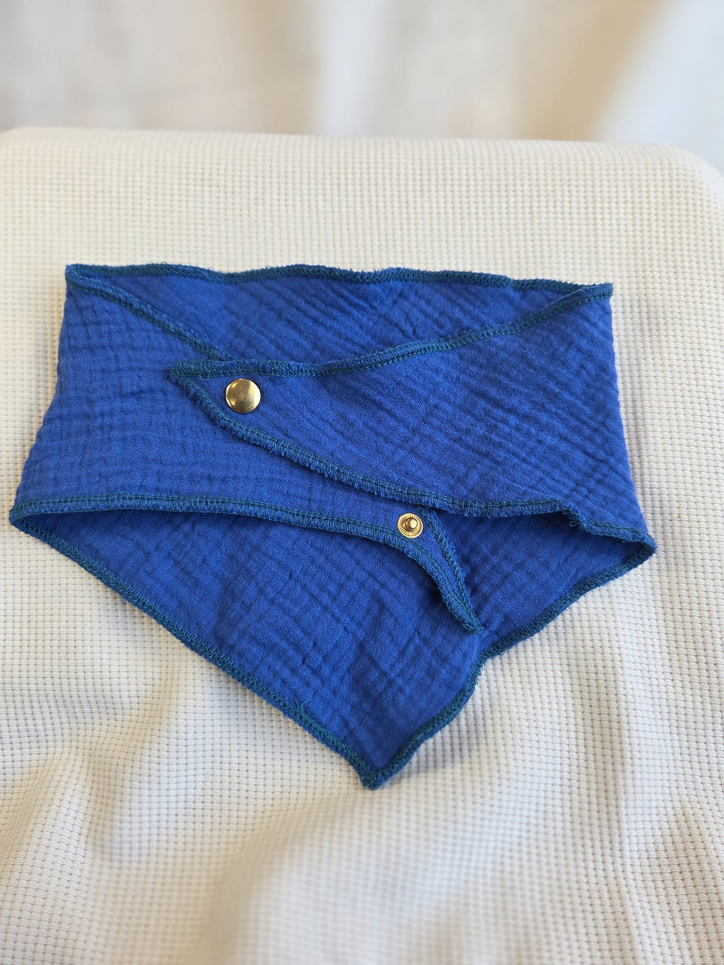 Blauw puntsjaaltje double gauze, drukknopen