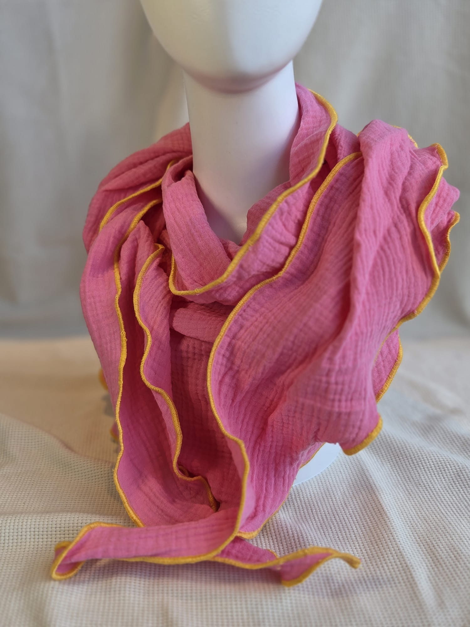 Licht roze kleur puntsjaal groot, double gauze
