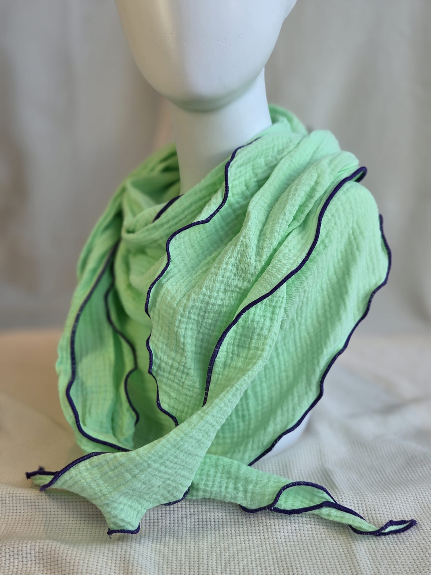 Licht lime kleur puntsjaal groot, double gauze