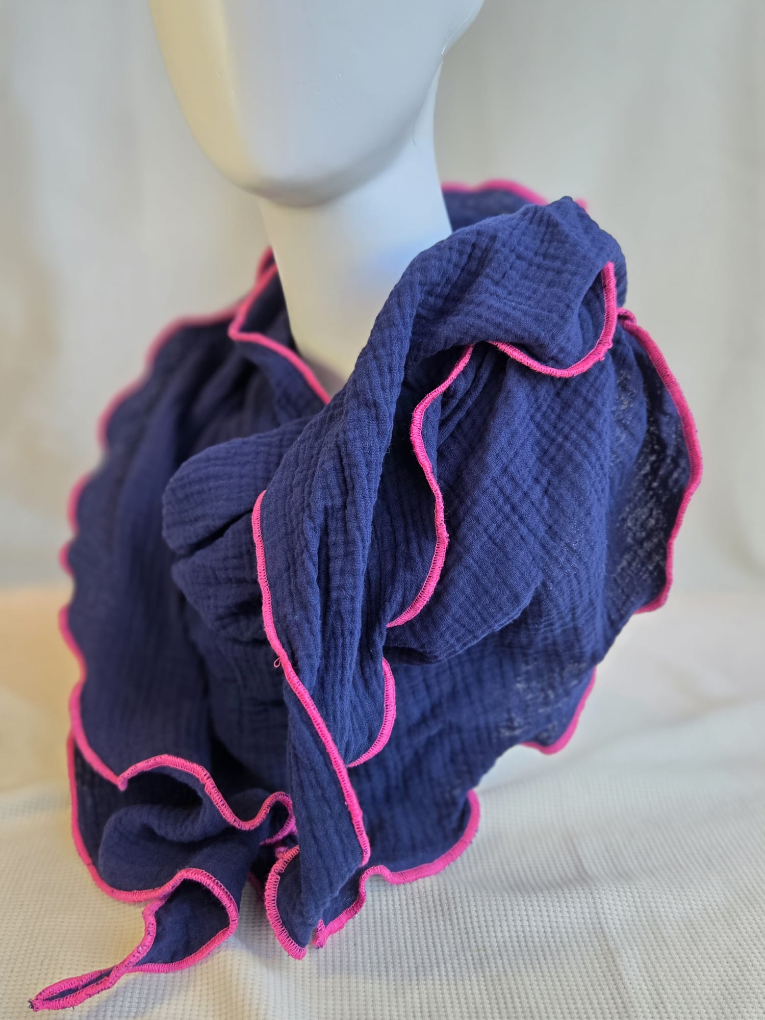 Marine blauw kleur puntsjaal groot, double gauze