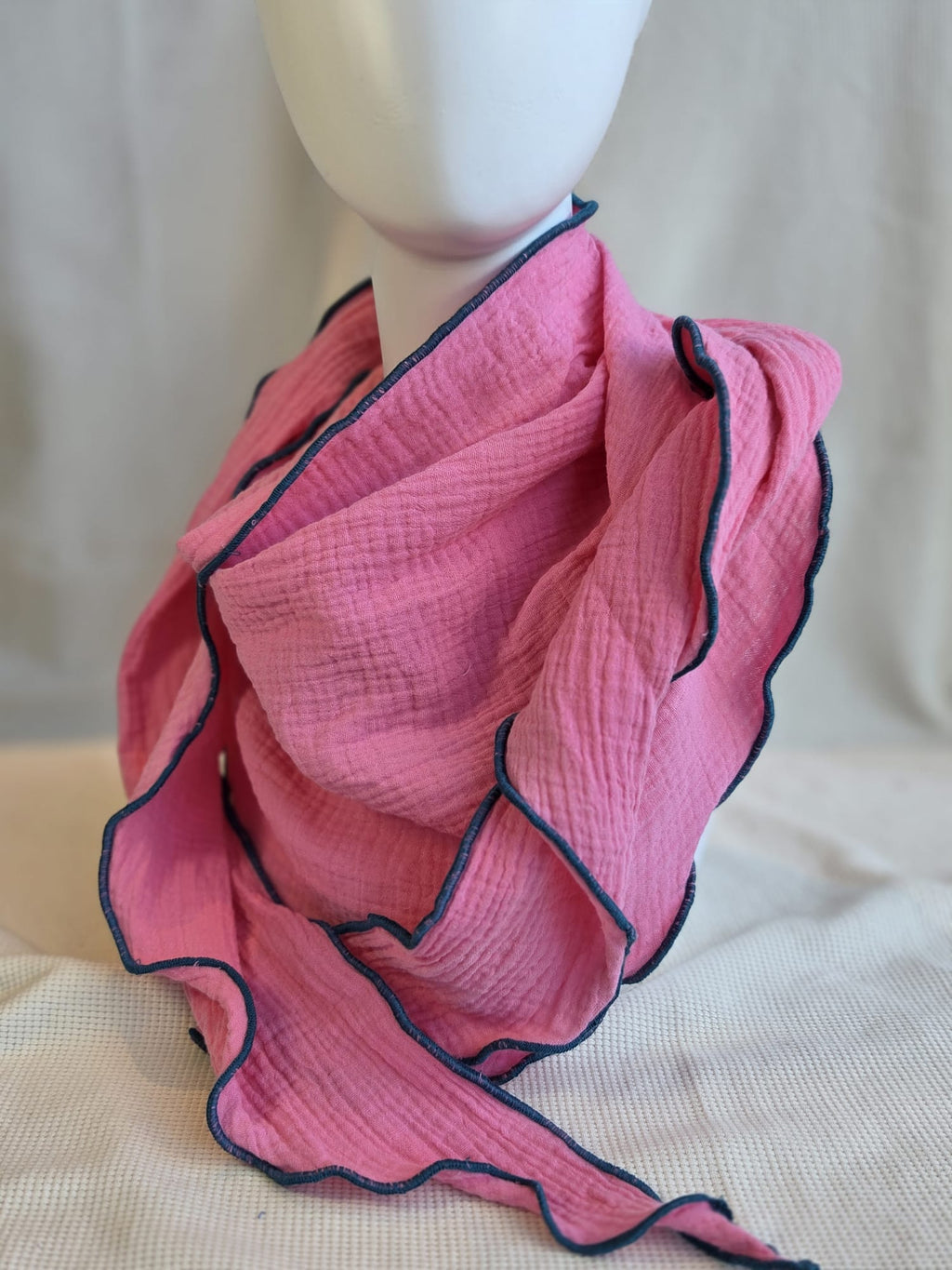 Licht roze kleur puntsjaal groot, double gauze
