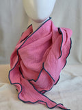 Licht roze kleur puntsjaal groot, double gauze