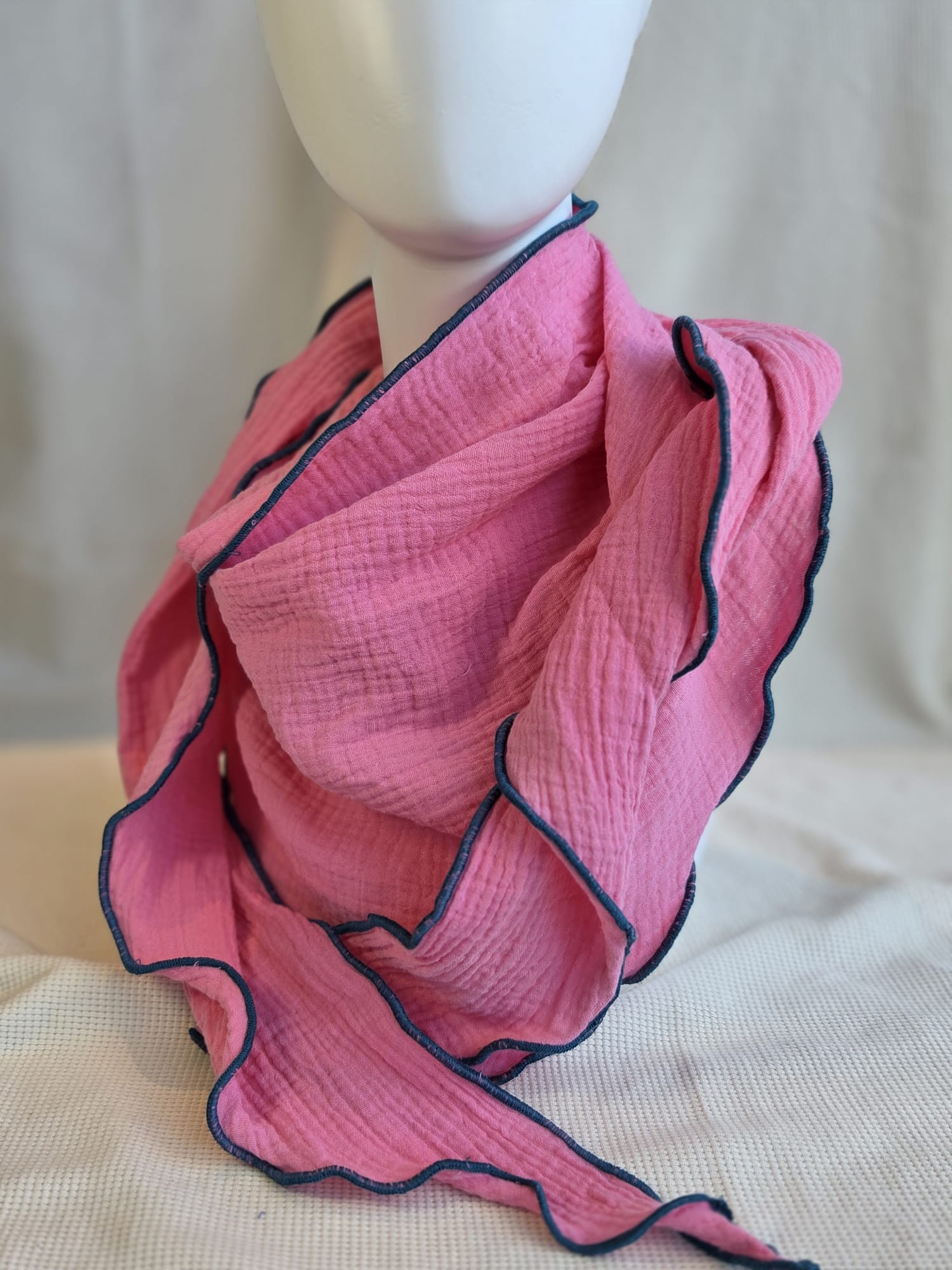 Licht roze kleur puntsjaal groot, double gauze