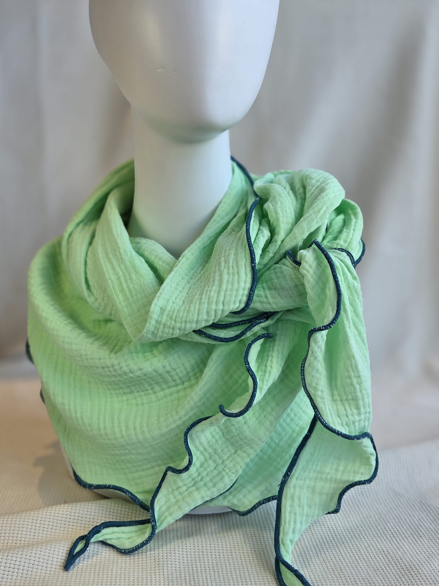 Licht lime kleur puntsjaal groot, double gauze