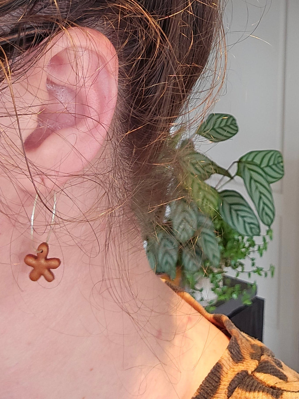 Grote ring met kleine bloem, oorbellen