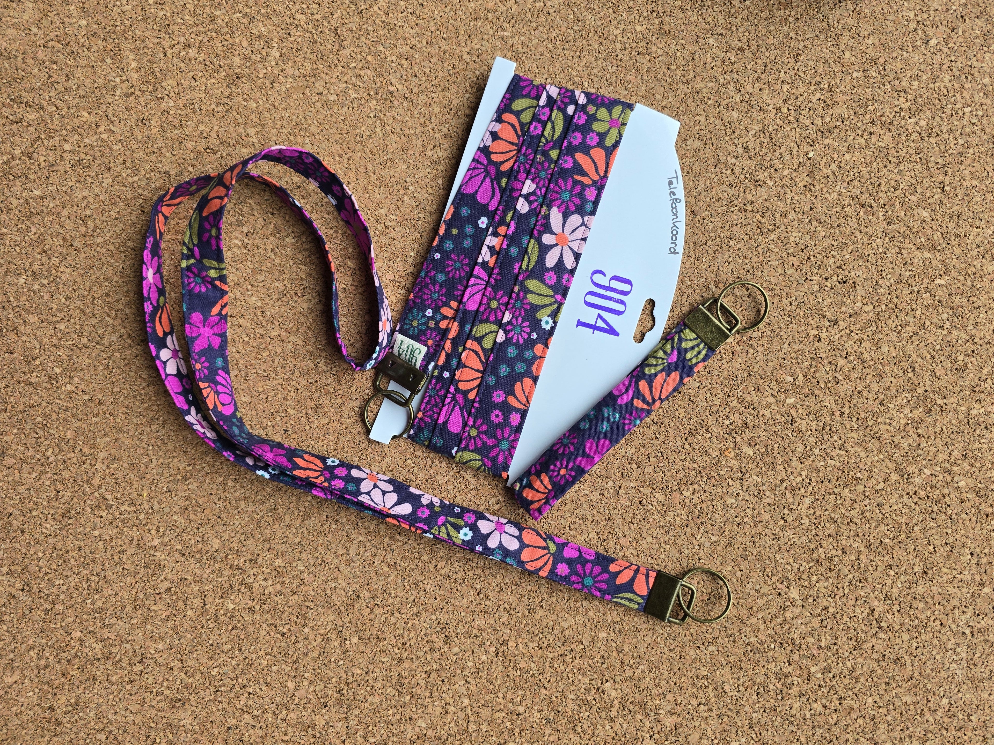 Paarse, fleurige bloemen telefoonkoord, -keycord en -sleutelhangers