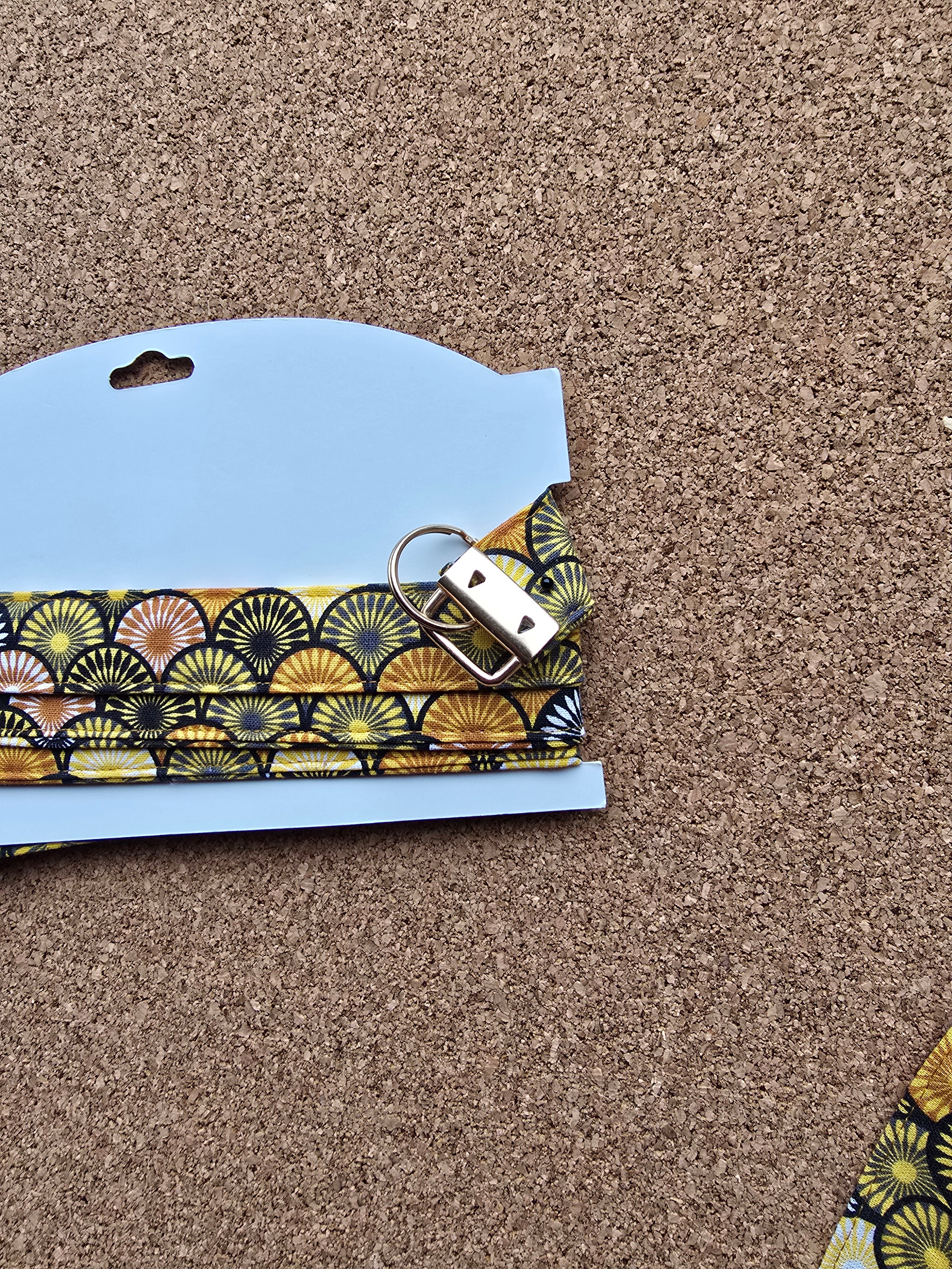 Gele met zwarte print keycord en sleutelhangers, verschillende opties